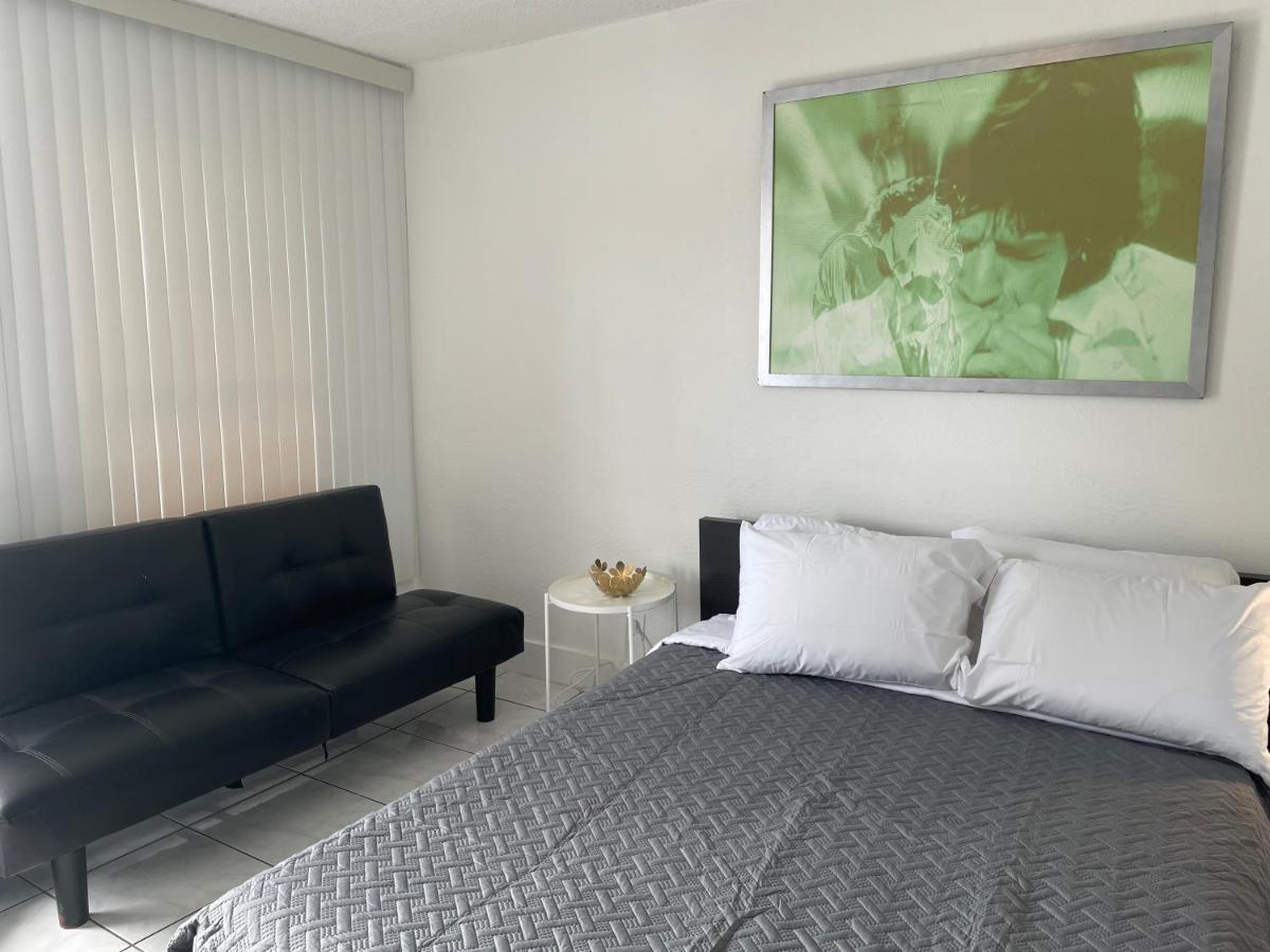 Trendy Studios In Hollywood Exterior photo