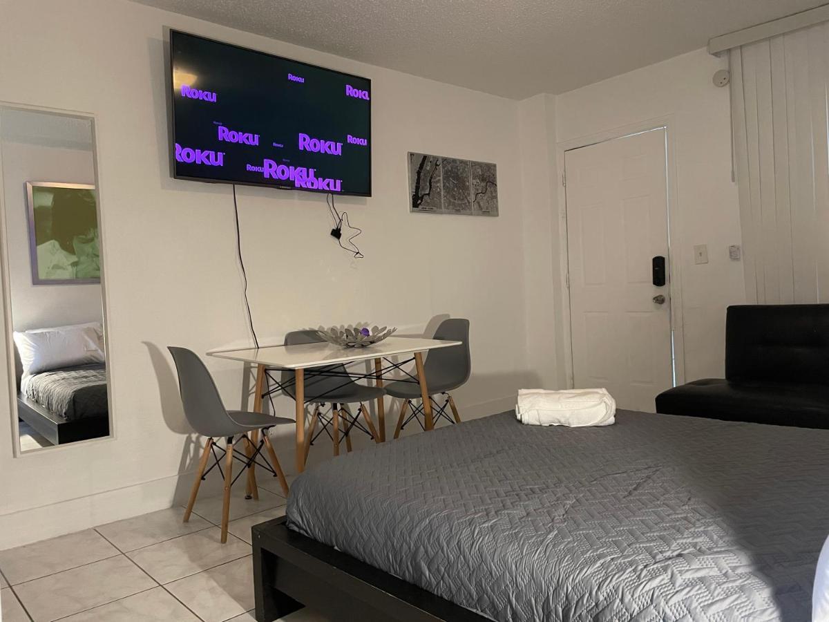 Trendy Studios In Hollywood Exterior photo