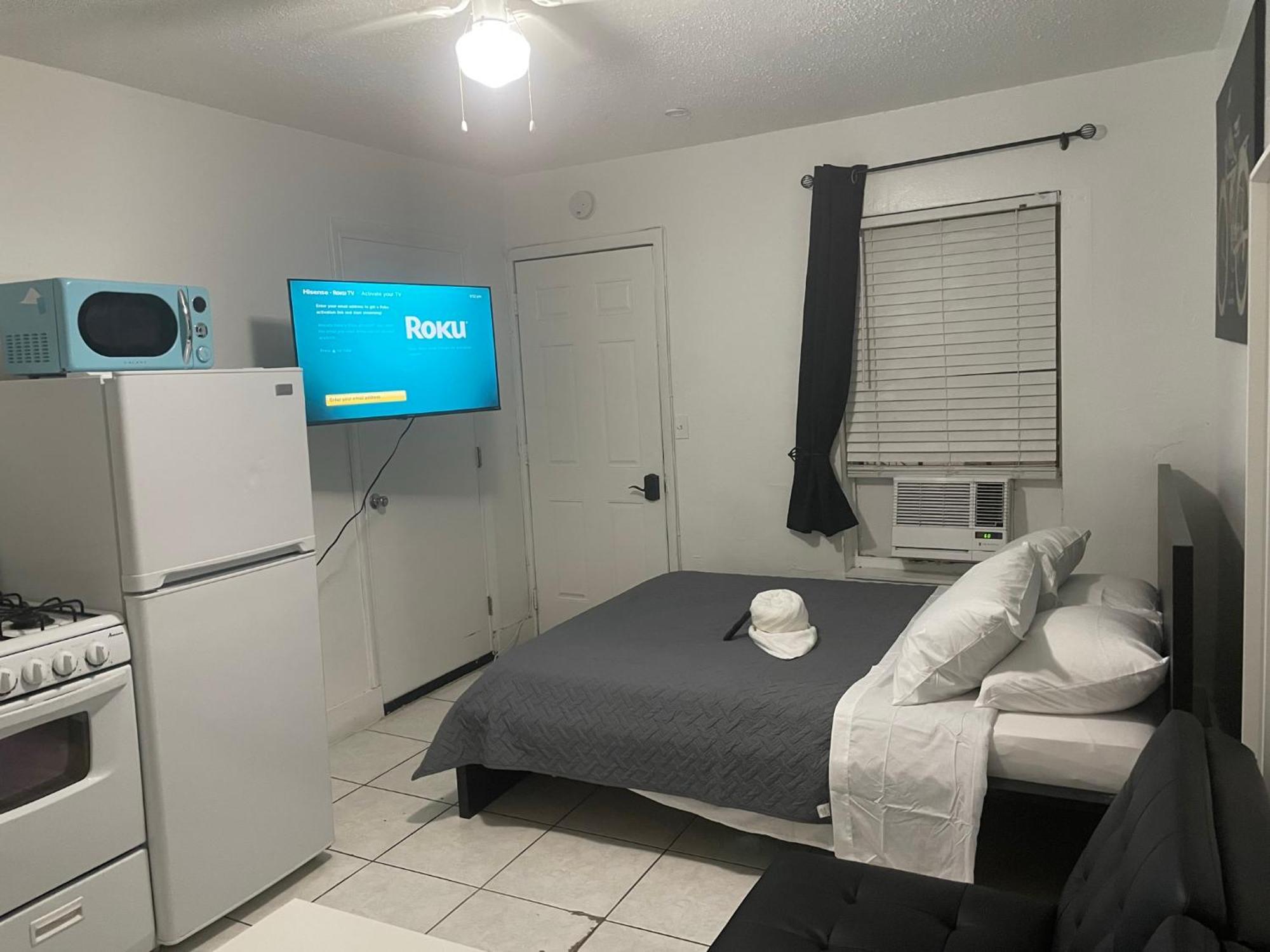 Trendy Studios In Hollywood Exterior photo